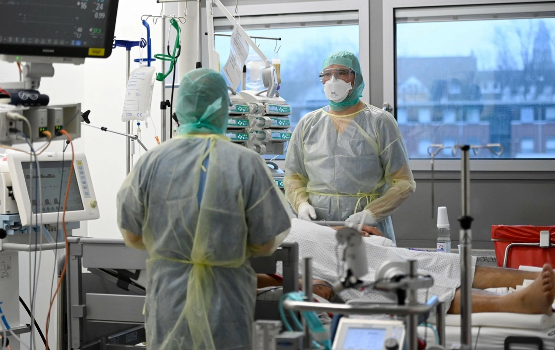 Médicos asisten a un paciente con Covid-19 en la unidad de cuidados intensivos del hospital Bergmannsheil Klinikum en Bochum, en el oeste de Alemania. Foto Afp