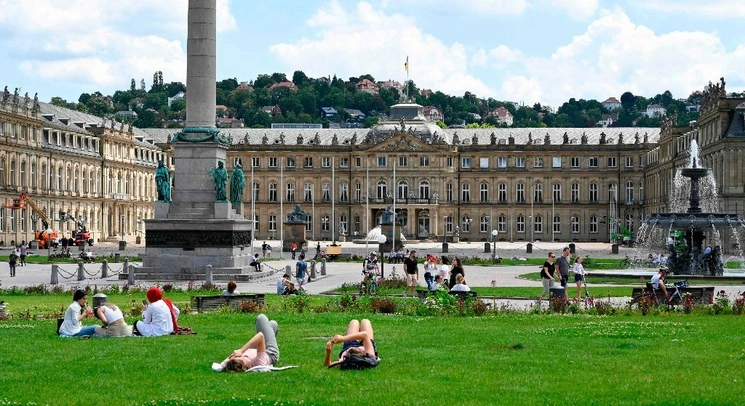 Los alemanes disfrutan el inicio del verano en la Plaza del Castillo en  Stuttgart, al sur del país, el 21 de junio de 2020. Foto Afp
