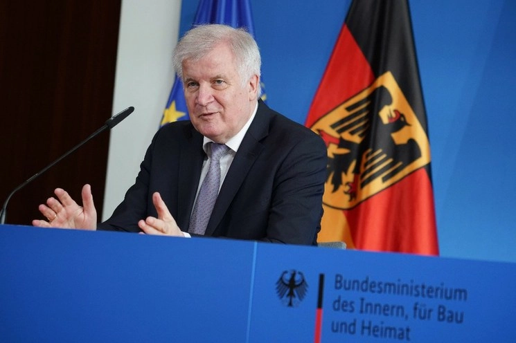 El Ministro Federal del Interior Horst Seehofer dijo en Berlín que los controles impuestos debido a la pandemia de la corona deberían "desaparecer gradualmente" antes del lunes 15 de junio de 2020. Foto Afp