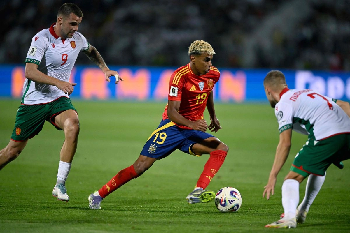 El delantero búlgaro n.° 09, Aleksandar Kolev, y el defensa búlgaro n.° 07, Fabian Nuernberger, disputan el balón con el delantero español n.° 19, Lamine Yamal (centro), durante el partido de clasificación europea del Grupo E de la Copa Mundial de la FIFA 2026 entre Bulgaria y España, en el estadio Vassil Levski de Sofía, el 4 de septiembre de 2025. Foto