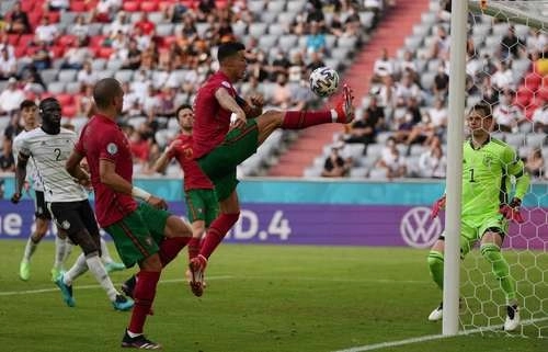 Cristiano Ronaldo marcó para igualar la marca del alemán Miroslav Klose como máximo goleador de Eurocopa y Mundiales combinados, con un total de 19. Foto Afp