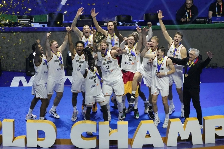 
La selección alemana celebra su campeonato mundial de basquetbol tras imponerse 83-77 a Serbia, en la final disputada en Manila, Filipinas. Foto Ap
