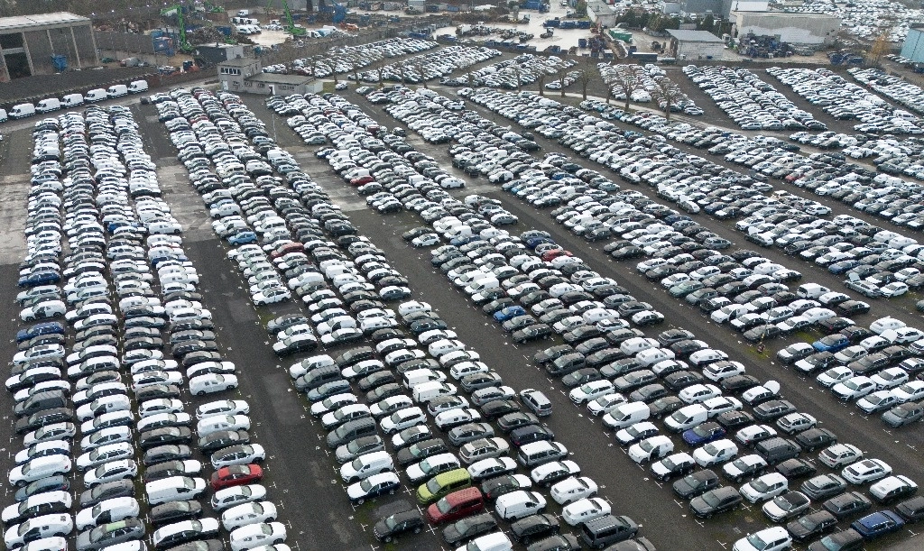 Miles de autos nuevos de fabricantes alemanes permanecen sin vender en un centro logístico en Essen, Alemania, en un momento en que la mayor economía de Europa está en crisis, el 29 de noviembre de 2024. Foto Ap