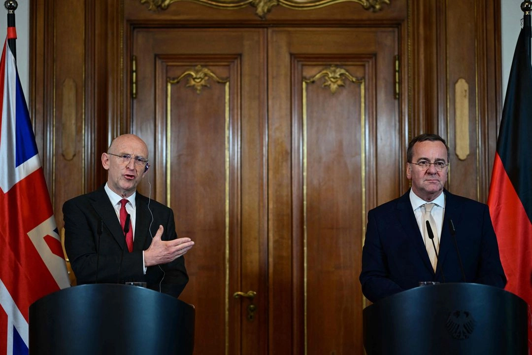 El secretario de Defensa británico, John Healey, durante una conferencia de prensa conjunta con el ministro de Defensa alemán, Boris Pistorius (derecha), en Berlín, Alemania, el 15 de mayo de 2025. Foto 