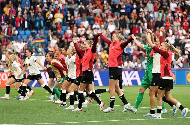 Jugadoras de la escuadra alemana celebran su pase a cuartos de final. Foto