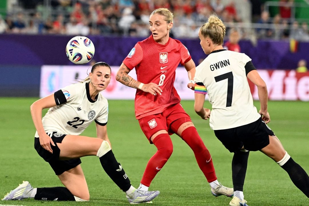 La centrocampista alemana (n.° 22), Jule Brand, la centrocampista polaca (n.° 08), Ewelina Kamczyk, y la defensa alemana (n.° 07), Giulia Gwinn, disputan el balón durante el partido del Grupo C de la Eurocopa Femenina de la UEFA 2025 entre Alemania y Polonia, en el Arena St. Gallen, St. Gallen, el 4 de julio de 2025. Foto 
