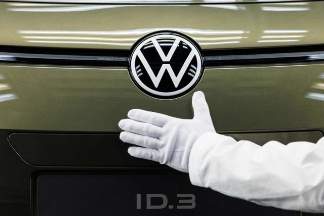 Empleado supervisa una  Volkswagen ID 3. Foto Afp