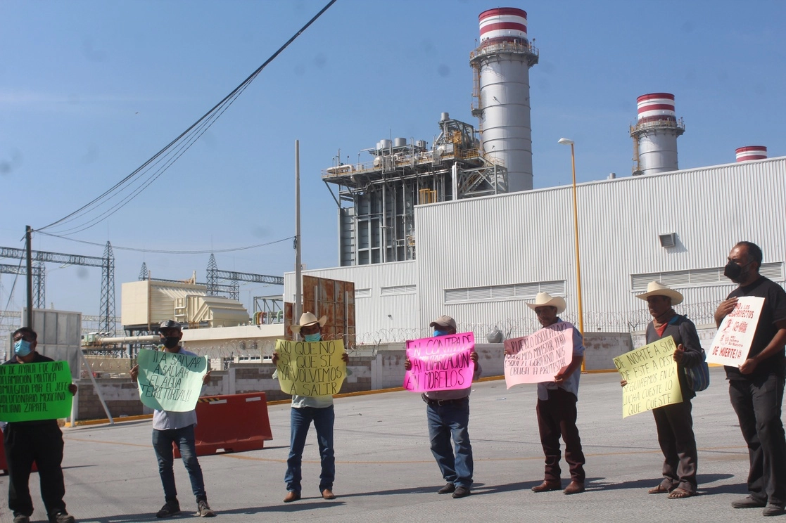 El Frente de Pueblos en Defensa de la Tierra y el Agua de Morelos, Puebla y Tlaxcala, en plantón frente a la termoeléctrica en Huexca. Foto Rubicela Morelos
