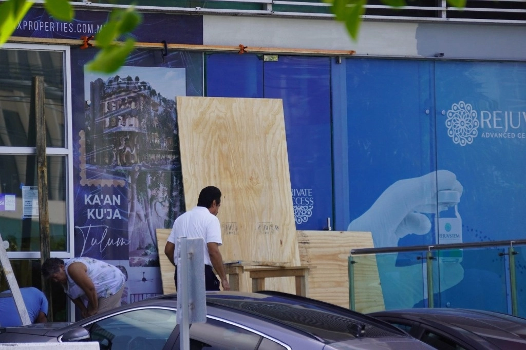 En Cancún espectaculares han sido retirados y algunos comercios han reforzados sus ventanales con tablones de madera frente a la llegada del huracán 'Beryl'. Foto Cuartoscuro  