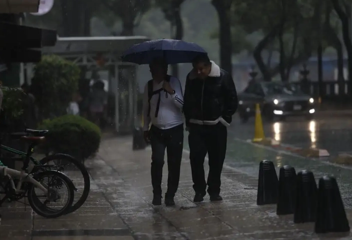 La dependencia  capitalina indicó que las lluvias se prevén entre 15 y 29 milímetros hasta  la una de la madrugada  del viernes. Foto 