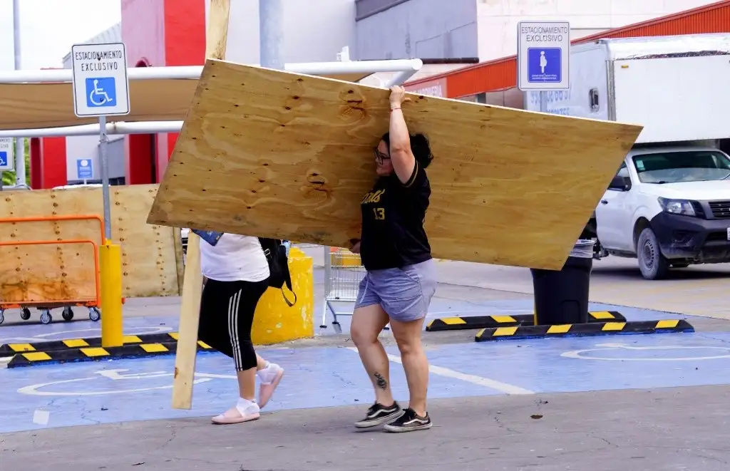 Un habitante de Cancún compra madera para tapiar su casa mientras el huracán 'Beryl' se acerca a la costas de Quintana Roo, el 1 de julio de 2024. Foto Cuartoscuro