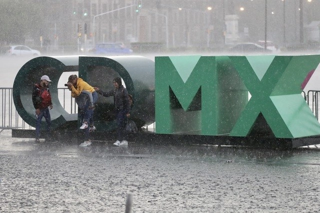 Reportan fuertes lluvias en distintas zonas de la Ciudad de México. Foto Luis Castillo/Archivo

