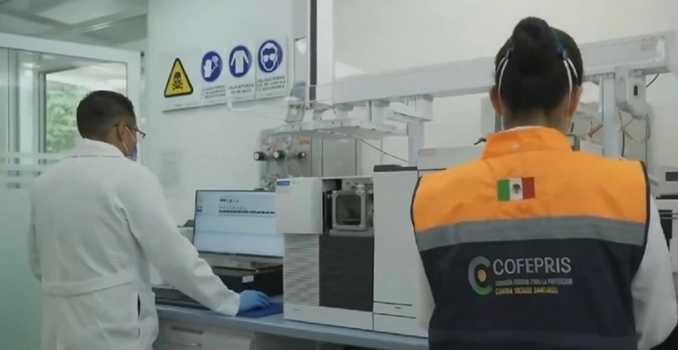 La Cofepris explicó que hay un aumento en el uso de sustancias moldeadoras no absorbibles en procedimientos de cirugías plásticas, estéticas y reconstructivas. Foto tomada de un video de X @COFEPRIS / Archivo