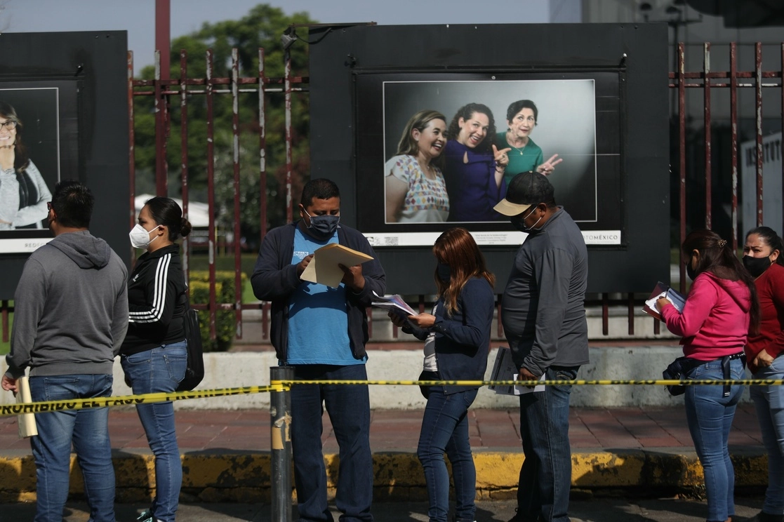 Personas esperan a las afueras de un centro de vacunación en la alcaldía Gustavo A. Madero. Foto Yazmín Ortega