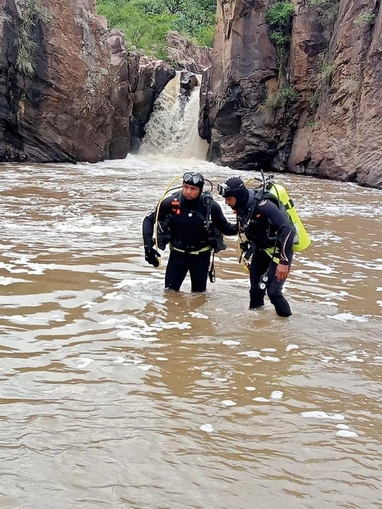 Conagua agregó, las bajas temperaturas pueden provocar calambres en piernas y brazos, mientras que la presencia de lodos puede impedir los movimientos y llegar incluso a atrapar a las personas.
