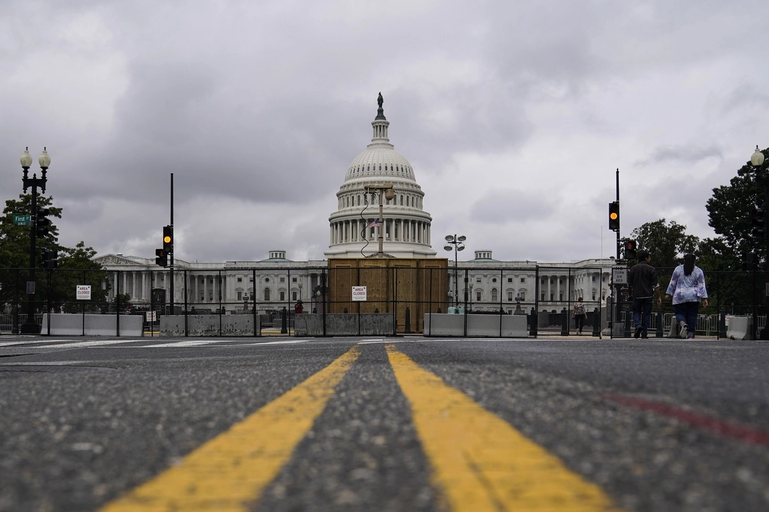 Valla de seguridad que rodea el Capitolio de Estados Unidos en Washington, D.C., el 17 de septiembre de 2021. Foto Ap