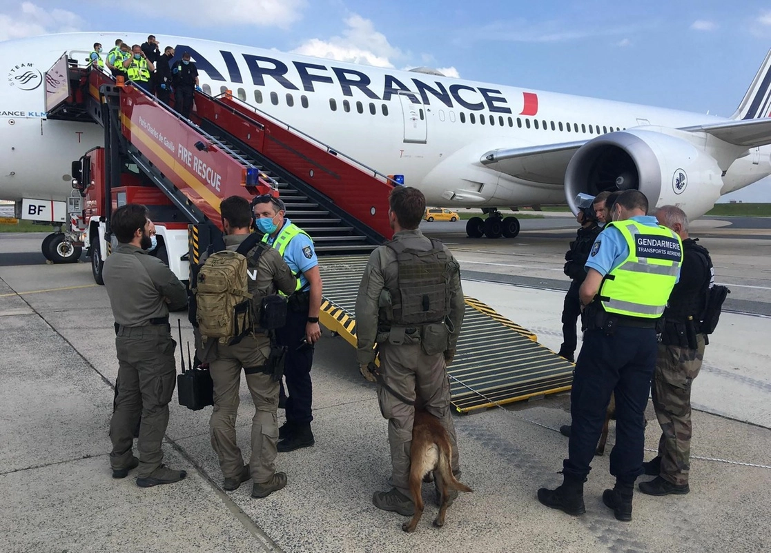 El avión procedente de Chad aterrizó en el aeropuerto de Roissy sin incidentes y fue aislado, el 3 de junio de 2021. Foto Afp 