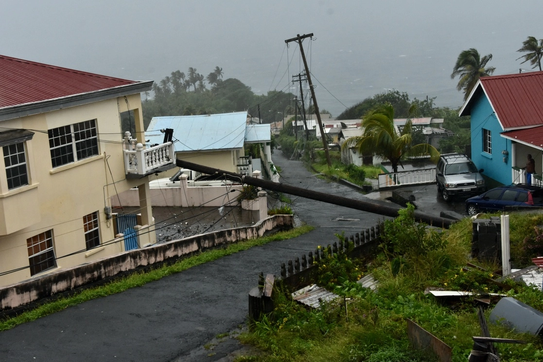 Postes de electricidad fueron derrumbados en San Vicente y las Granadinas por los fuertes vientos del huracán ‘Elsa’. Foto Ap