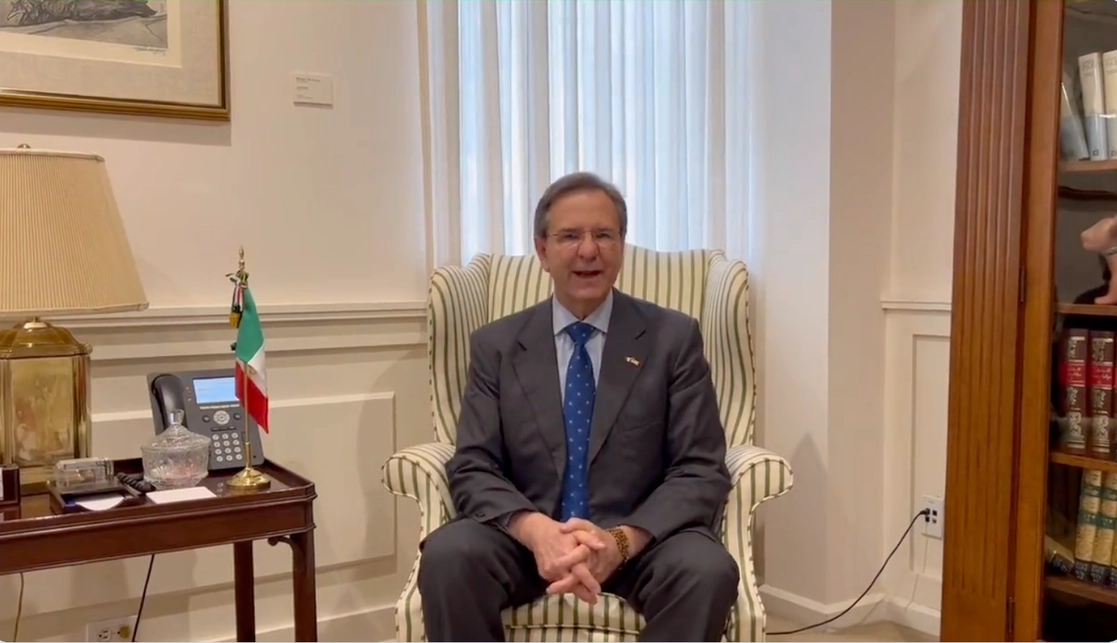 El embajador de México en Estados Unidos, Esteban Moctezuma, difundió un video alertando de perfiles falsos suyos en redes sociales, el 4 de octubre de 2022. Imagen tomada del video en el Twitter de @emoctezumab