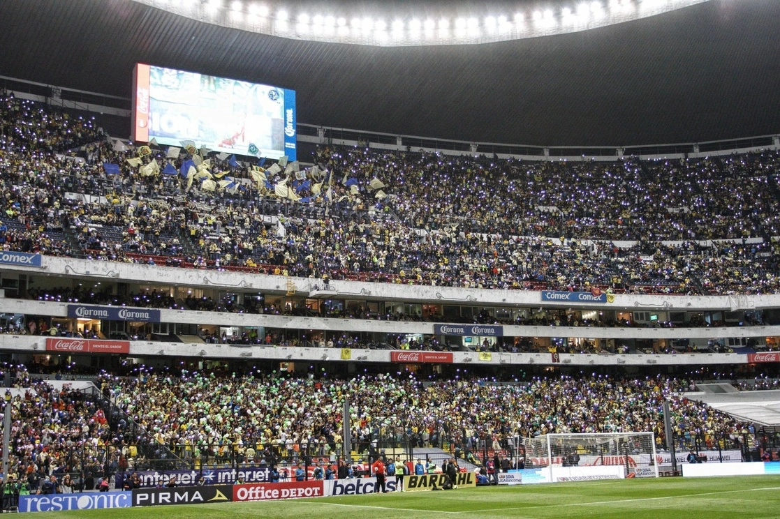 Durante un partido de futbol en el Estadio Azteca, en la Ciudad de México. Foto Cuartoscuro / Archivo 