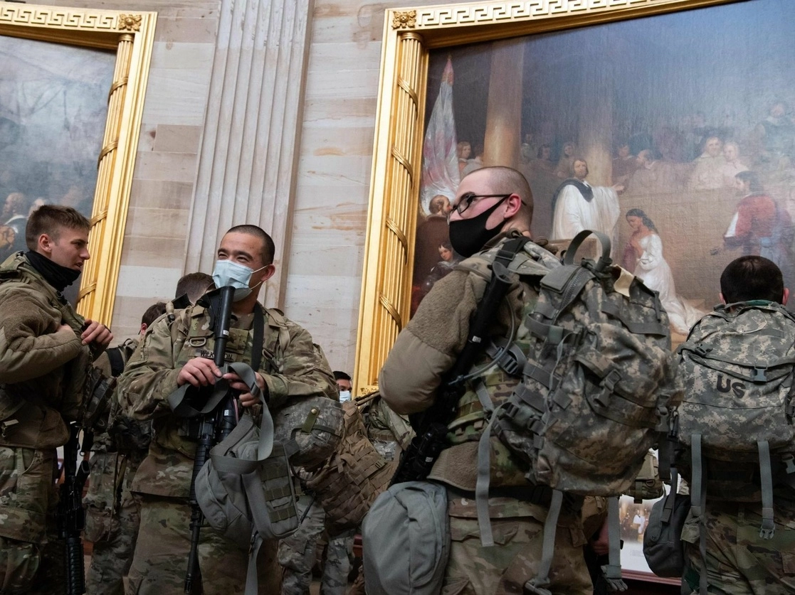 Miembros de la Guardia Nacional caminan por la Rotonda del Capitolio, momentos antes de una votación esperada de la Cámara para acusar al presidente de los Estados Unidos, Donald Trump, por el ataque de sus partidarios al recinto que dejó cinco muertos, el 13 de enero de 2021. Foto Afp