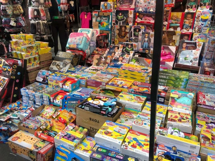 Venta de juguetes en las calles del Centro Histórico  de la Ciudad de México. Foto Yazmín Ortega Cortés