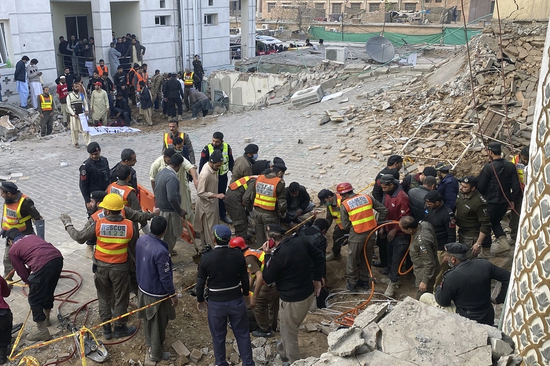Oficiales de seguridad y rescatistas buscan sobrevivientes en el sitio de la explosión en una mezquita de Peshawar, en Pakistán, el 30 de enero de 2023. Foto Ap