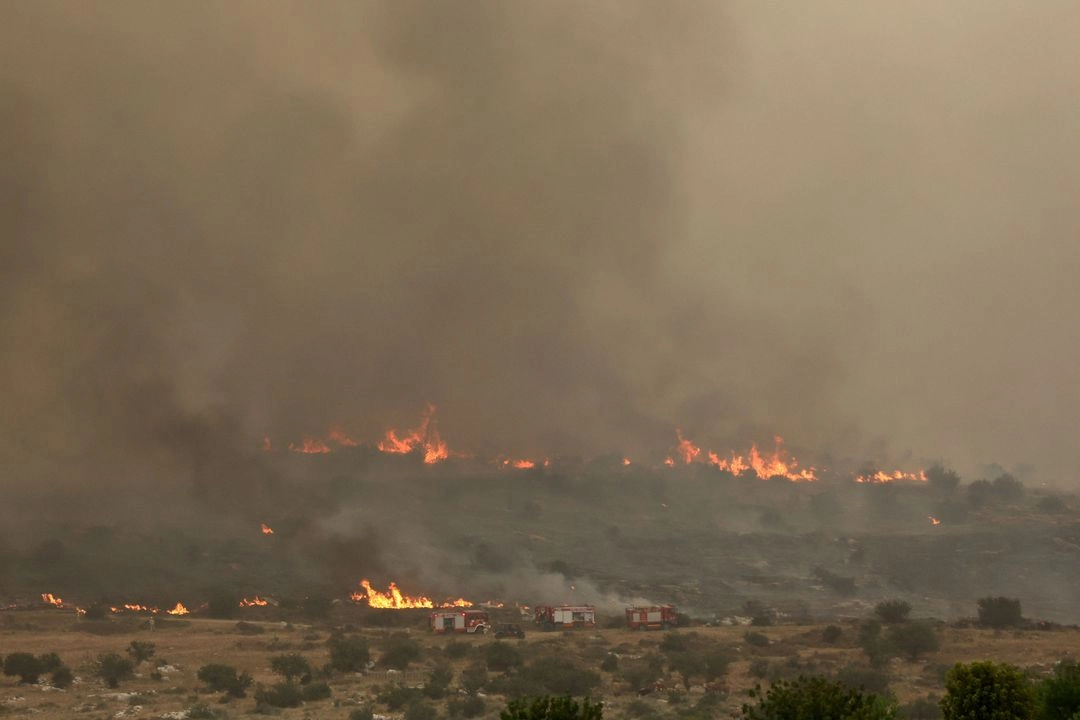 Las llamas arrasan la vegetación durante un incendio forestal cerca de la ciudad de Bet Shemesh, en el centro de Israel, el 30 de abril de 2025. Foto 