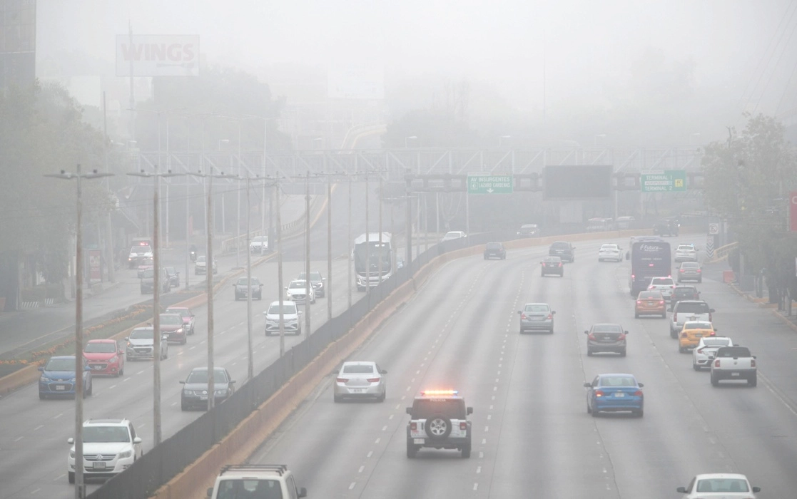 Bancos de niebla se formaron en el oriente de la capital durante la mañana de ayer, lo que provocó retrasos en las operaciones del aeropuerto internacional. Protección Civil señaló que estas condiciones se acentuarán hoy. Foto Alfredo Domínguez