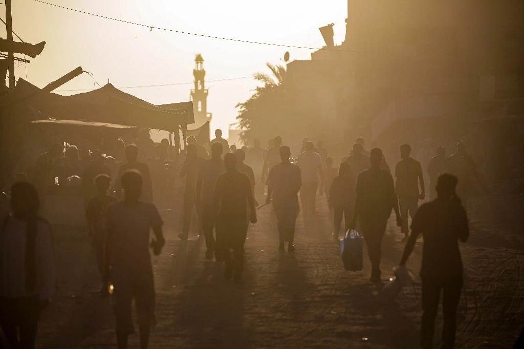 Palestinos desplazados caminan en las calles de un mercado rudimentario en Khan Younis, Gaza, buscando coseguir comida y agua, pese a las lamentables condiciones higiénicas. Foto Ap 