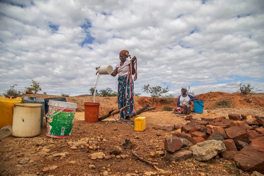 Aldeanos sacan agua de un pozo improvisado en Mudzi, Zimbabwe, tras meses de sequía en el sur de África, provocada por el fenómeno climático de El Niño, han tenido un efecto devastador. Foto Ap