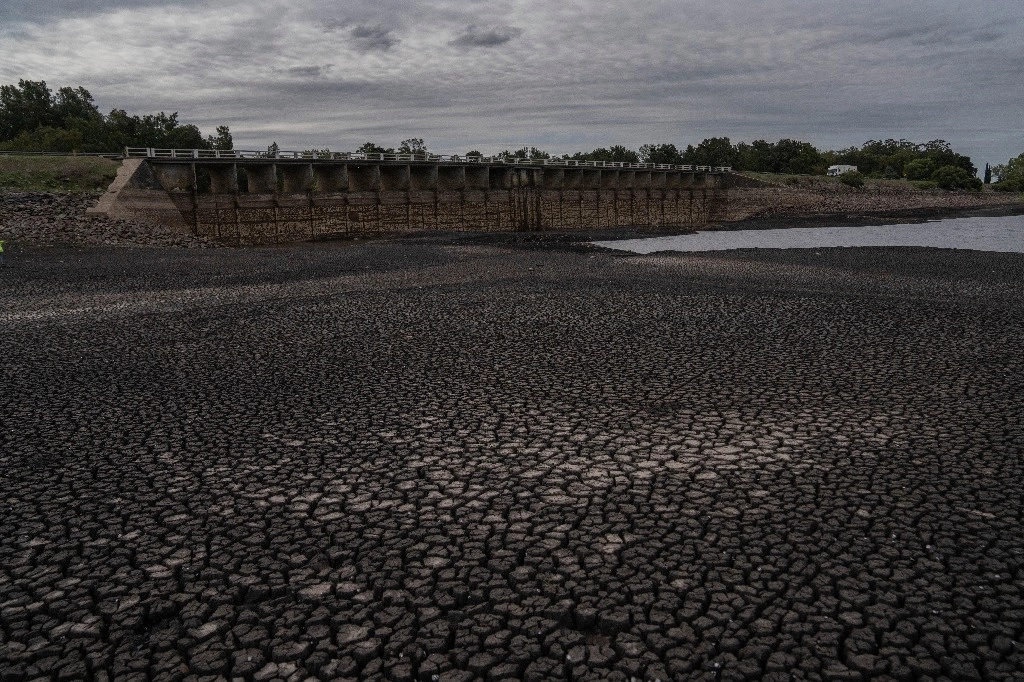 Vista del lecho seco del lago de la represa Canelón Grande que proporciona agua potable a Montevideo, antes del Día Mundial del Agua, en Canelones, Uruguay, el martes 21 de marzo de 2023. Foto Ap