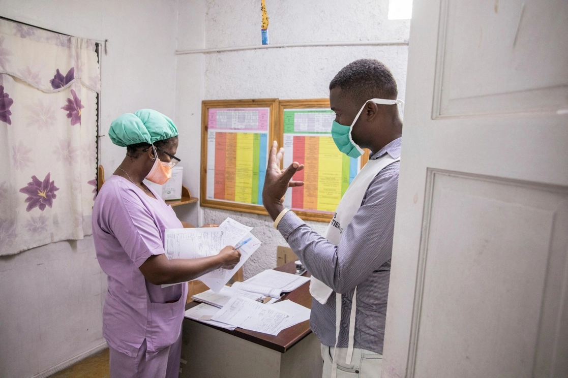 Miembros de Médicos Sin Fronteras en un hospital de Martissant, en Haití, el 31 de mayo de 2021. Foto Afp 