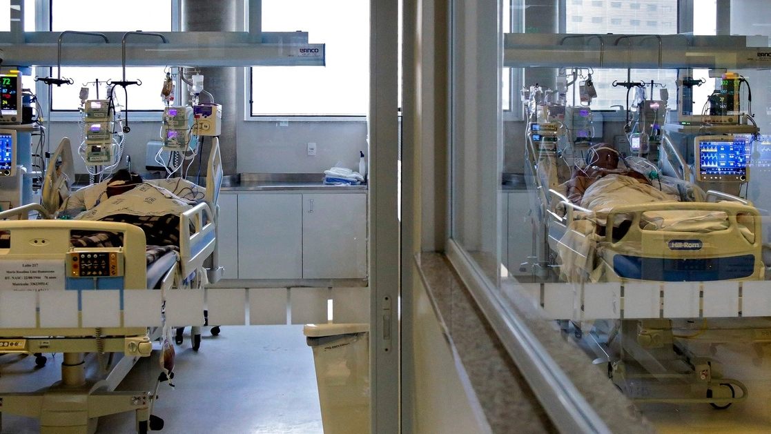 Pacientes con Covid-19 permanecen en la Unidad de Cuidados Intensivos del Hospital Emilio Ribas en Sao Paulo, Brasil, el 17 de marzo de 2021. Foto Afp
