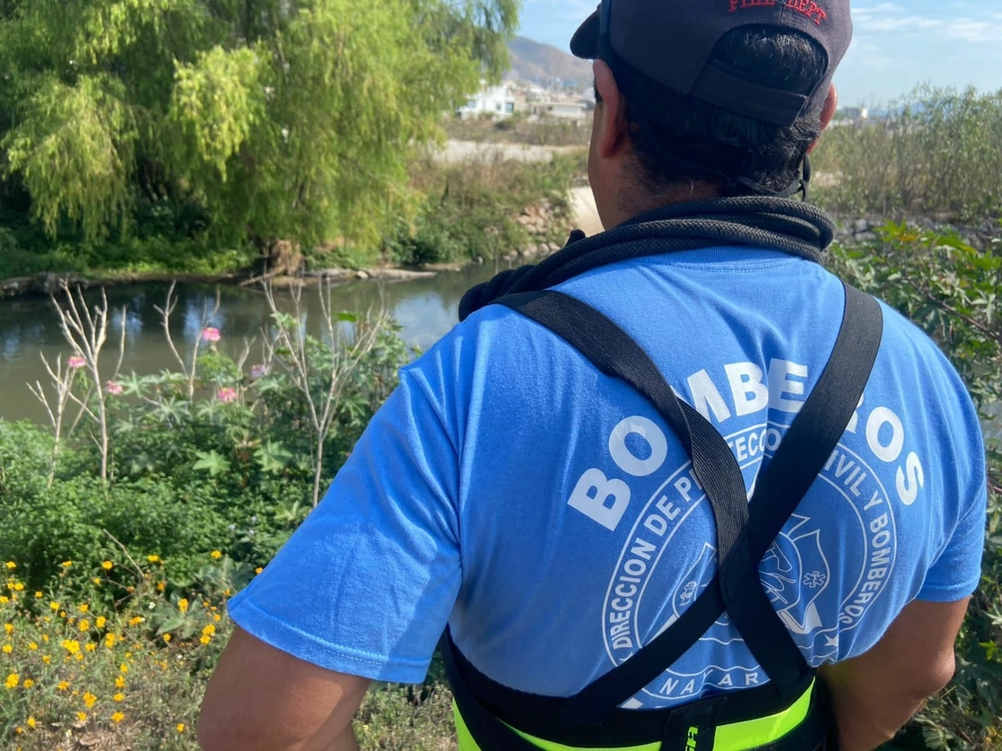 Bombero de Nayarit vigila el río Mololoa luego que se han avistado dos cocodrilos de más de dos metros y medio de longitud. Foto ‘La Jornada’ 