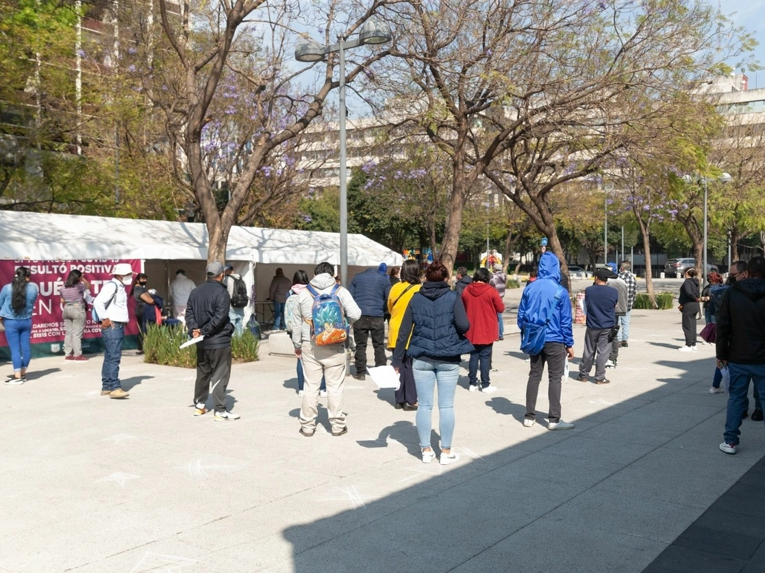 Ciudadanos esperan frente al macro quiosco de salud de la explanada Tlaxcoaque para que se les realicen pruebas de Covid-19, en la alcaldía Cuauhtémoc, en la capital del país, el 29 de enero de 2021. Foto Pablo Ramos