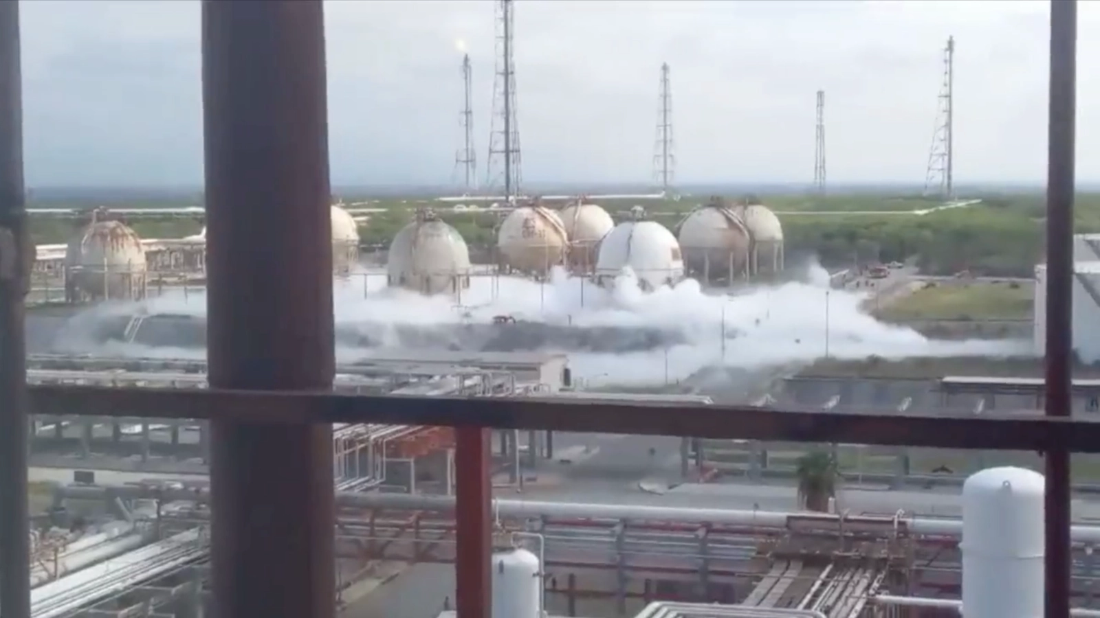 Fuga de gas en la Refinería en Cadereyta, Nuevo León. Foto tomada de un video difundido en redes sociales