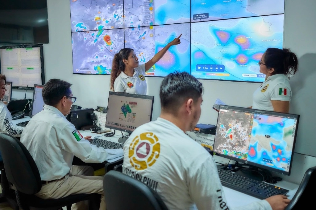 Señaló que ante ello Protección Civil mantiene la vigilancia de los fenómenos meteorológicos a través del Centro de Monitoreo de Riesgos, el cual opera las 24 horas, los 365 días del año. Foto @pcivilchiapas 