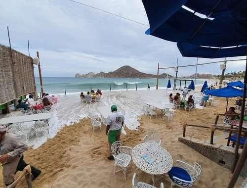Turistas que desayunaban en una playa de Cabo San Lucas, Baja California Sur, fueron sorprendidos por el alto oleaje derivado de la aproximación del huracán Genevieve. Foto cortesía de Lidia Campos