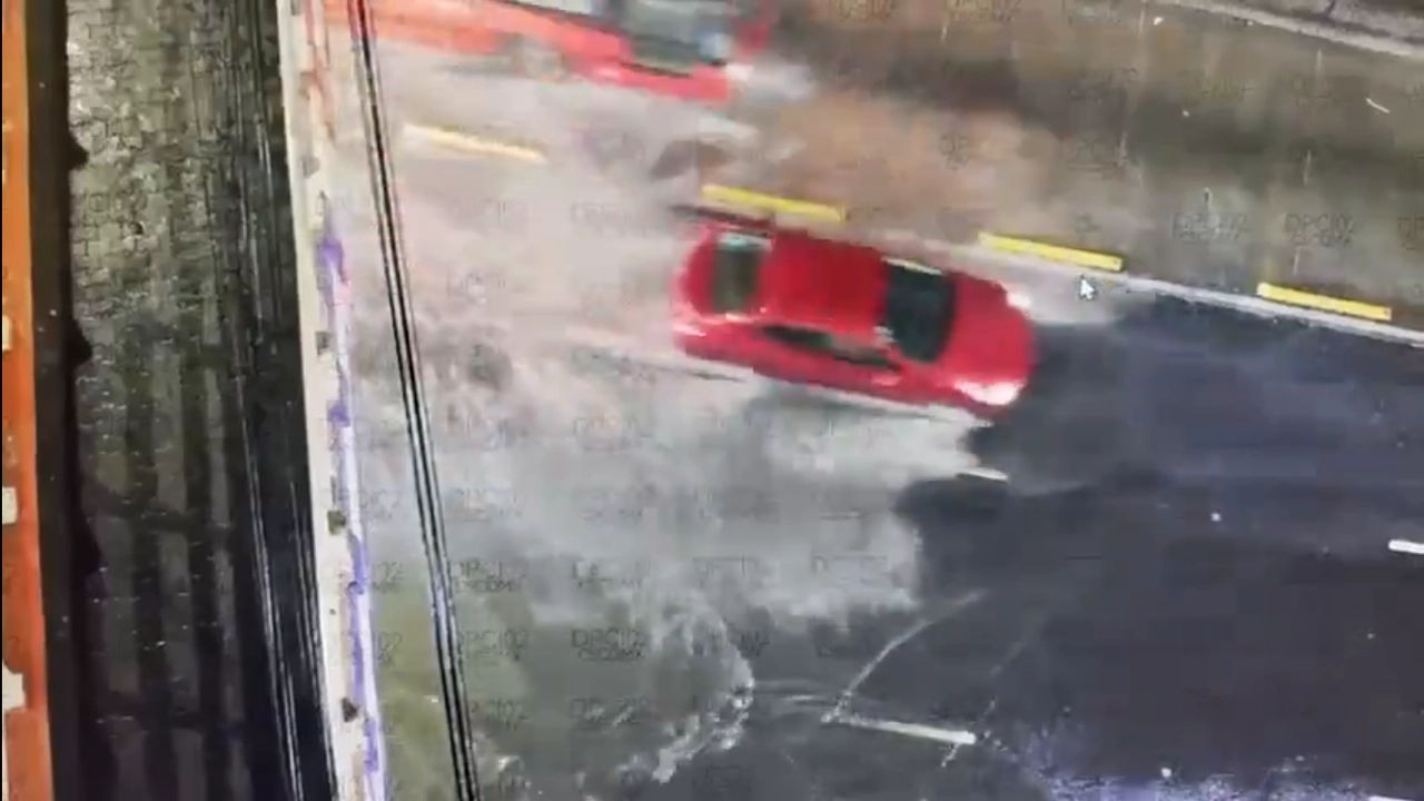 Encharcamiento sobre Avenida Insurgentes y Excelsior, colonia Guadalupe Insurgentes. Imagen tomada de video compartido en 