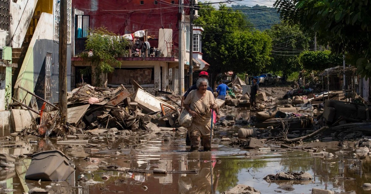 Habitantes de la colonia Gaviotas, en Poza Rica, Veracruz, intentan retomar su vida normal, mientras transitan por las calles con lodazales, luego del desbordamiento del río Cazones hace una semana. Foto