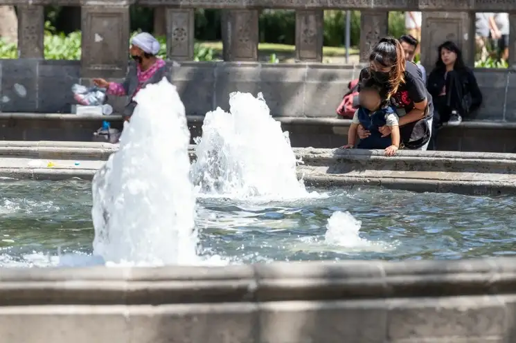 Ciudadanos disfrutan de las fuentes y de los pasillos de la Alameda en el Centro Histórico de la Ciudad de México, el 16 de julio de 2023. Foto Pablo Ramos
