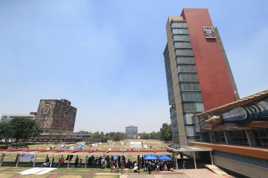 La UNAM informó que existen páginas en internet que ofrecen guías de estudio para el proceso de admisión, pero no están reconocidas. Foto Luis Castillo/Archivo