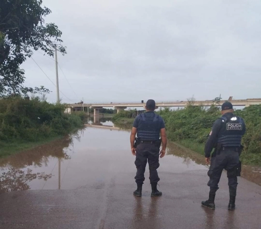 Reportan obstruido el paso vehicular en la carretera Tecuala El Filo, a la altura del Río Acaponeta, en el municipio de Tecuala. Foto La Jornada 