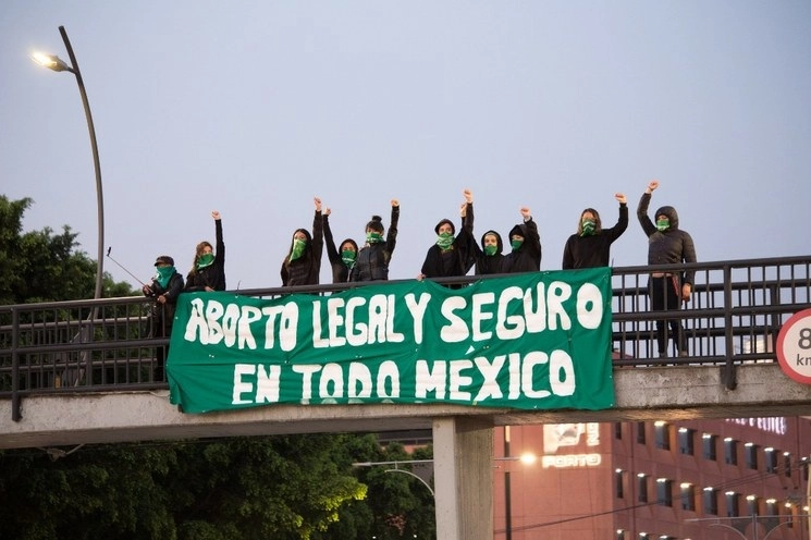 Protesta en favor del aborto seguro, en un puente que cruza Viaducto Miguel Alemán, en la Ciudad de México, en imagen de archivo. Foto cortesía Marea Verde