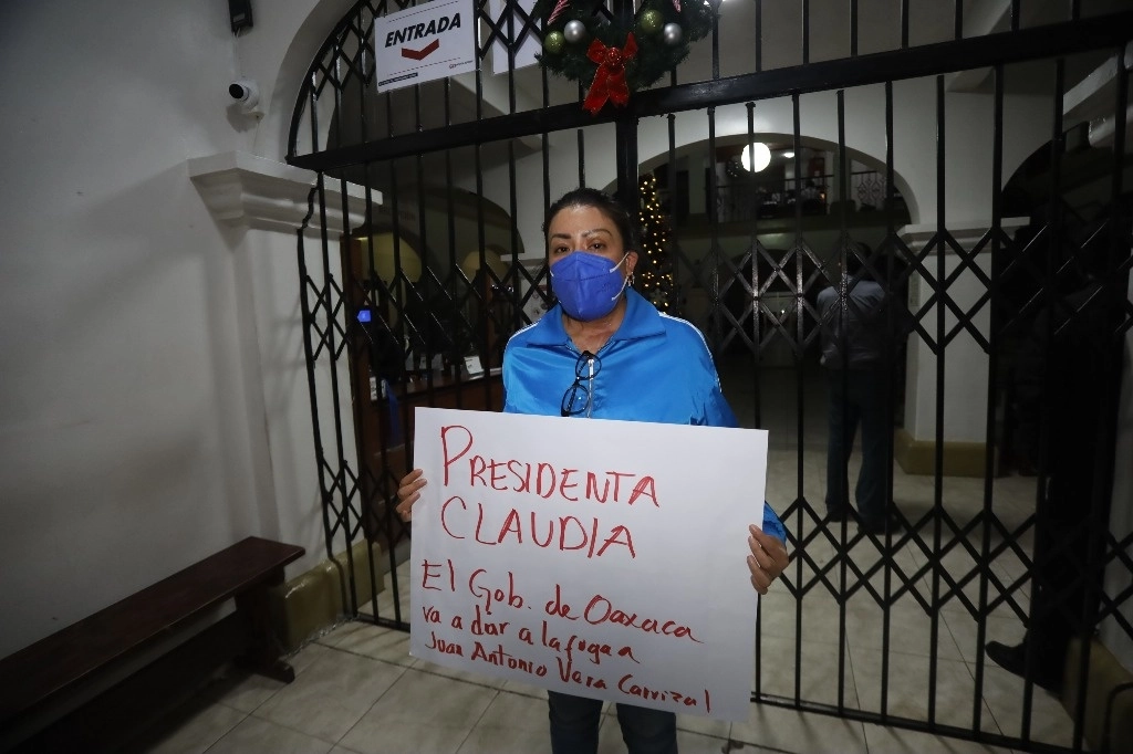 María Elena Ríos Ortiz, quien sufrió un intento de feminicidio en su hogar en Huajuapan de León el 9 de septiembre de 2019, acusó que en Oaxaca existe un velo de corrupción en favor del ex diputado local priísta, hay una corrupción entre el gobernador, Salomón Jara Cruz, la presidenta del Tribunal Superior de Justicia del Estado, Berenice Ramírez Jiménez y el fiscal General del Estado, Bernardo Rodríguez Alamilla. Foto Jorge A. Pérez 