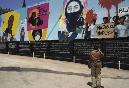  Este martes se inauguró un mural de más de 45 metros en Los Ángeles, cuyo tema es el movimiento Black Lives Matter. Poco antes se había divulgado una misiva de intelectuales que defendían la libertad para el debate de ideas. Foto Ap