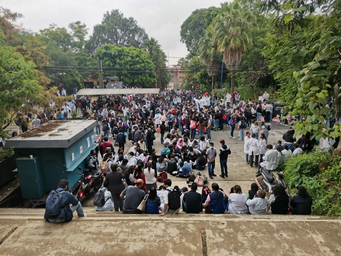 Tras el desalojo de dos mil 776 personas y la revisión por parte de Protección Civil estatal y de la Secretaría de la Defensa Nacional, se descartó cualquier objeto explosivo en el campus Chamilpa de la Universidad Autónoma del estado de Morelos, el 26 de septiembre de 2022. Foto tomada del Twitter de @uaemorelos