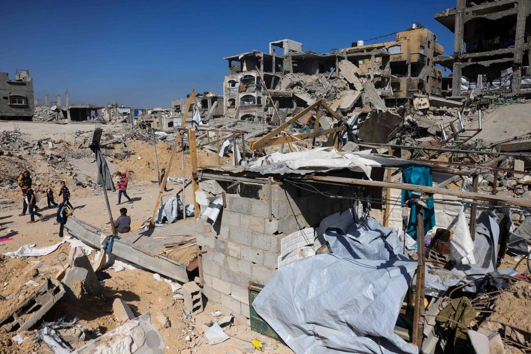Niños caminan cerca de un refugio improvisado destruido tras un ataque israelí en Beit Lahia, el 17 de abril de 2025. Foto 