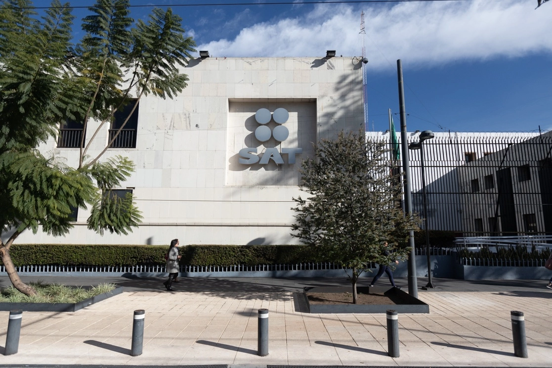 Oficinas del SAT en avenida Hidalgo, en la Ciudad de México. Foto Pablo Ramos / Archivo